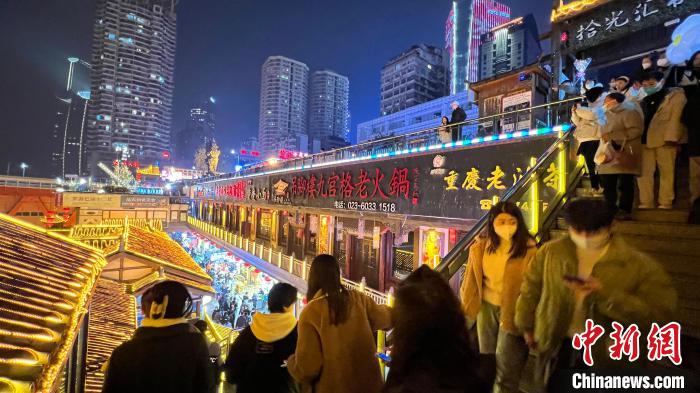 图为重庆洪崖洞民俗风貌区。　肖江川 摄