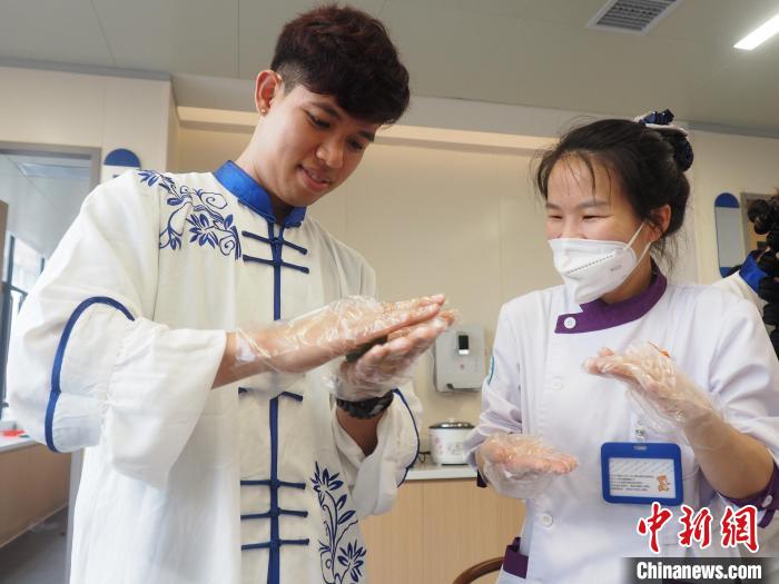 留学生制作青团迎清明感受中国传统文化