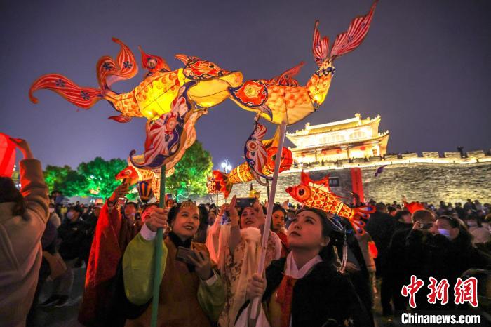 湖北襄阳：古城夜游人气旺