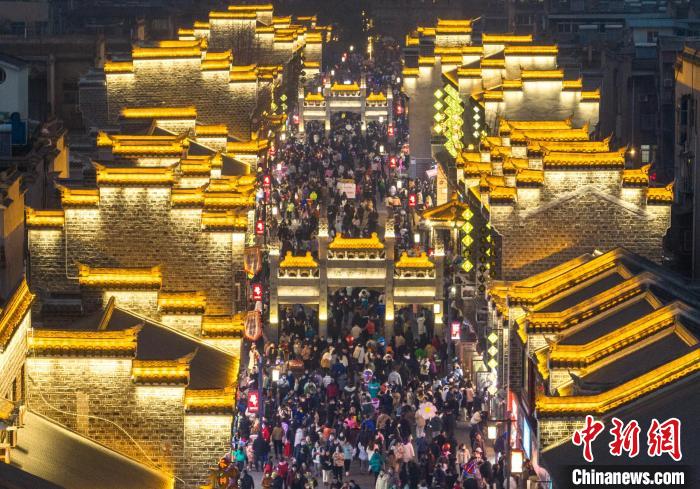 古城夜游人气旺 杨东 摄