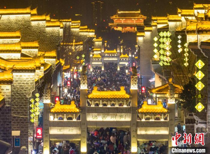 古城夜游人气旺 杨东 摄