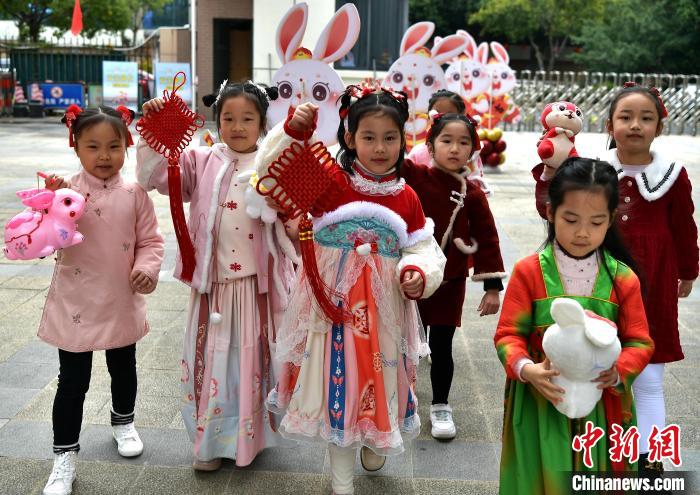图为2月8日，福建福州，福州市鼓楼第二实验小学参加校园大拜年活动的一年级学生。　张斌 摄