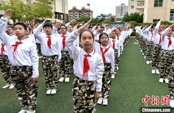 2月8日，全国首批国防教育特色校——福州市鼓楼第二实验小学在“开学第一课”上通过视频与部队开展“同升一面国旗”活动。当日，福州各小学正式开学。　张斌 摄