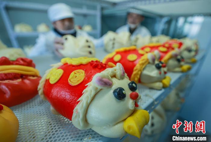 兔年春节临近，胶东花饽饽进入制作和销售旺季。　李信君 摄