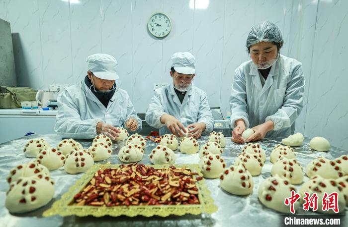 花饽饽是山东省级非物质文化遗产，是胶东地区人们过年期间常用的面点。　李信君 摄