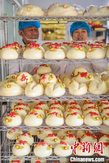 在胶东地区，最具年味儿的年俗莫过于蒸上几锅大饽饽。　李信君 摄