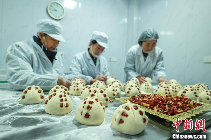 山东荣成妇联组织妇女参与蒸制、销售花饽饽，让老手艺“蒸出”致富路。　李信君 摄