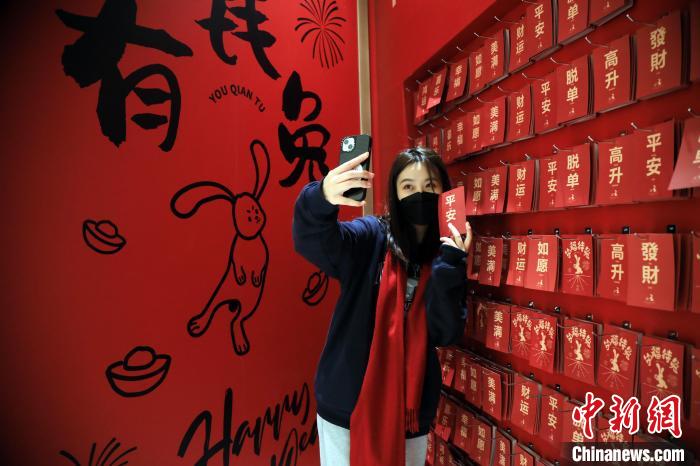 市民与新年幸运签合影。　汤彦俊 摄