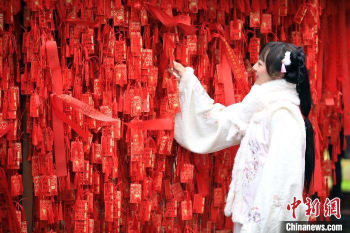 游客在豫园祈福新年。　汤彦俊 摄