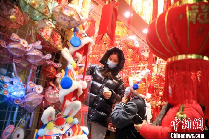 民众在选购新年饰品。　汤彦俊 摄