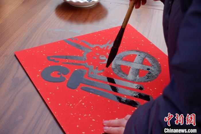 具有兔年特色的“福”字。　钱晨菲 摄