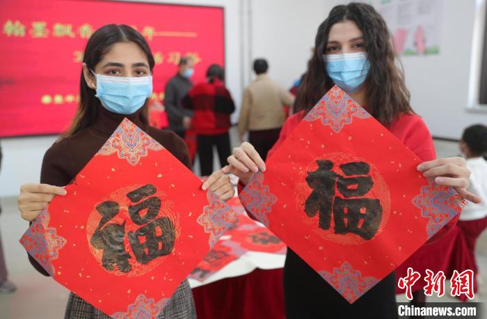图为外国留学生展示书写的福字。　曹建雄 摄