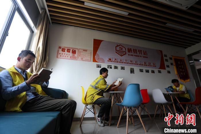 外卖小哥利用休息时间阅读，品味书香。　陈家乐 摄