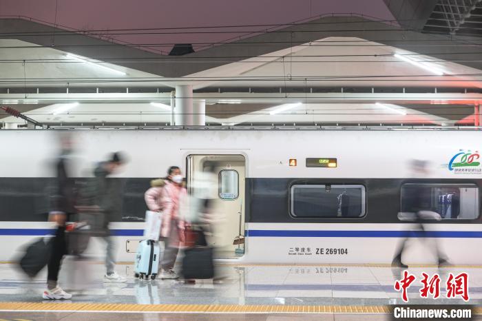 图为江西赣州西站，几位旅客携带行李从站台上走过。　刘力鑫 摄