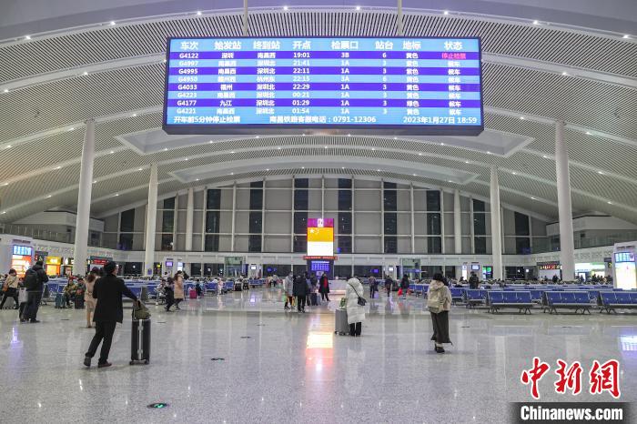 图为江西赣州西站，一些旅客从候车大厅内走过。　刘力鑫 摄