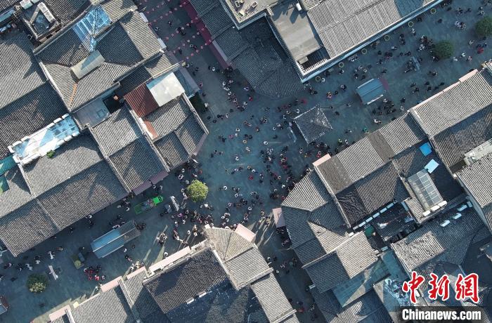 游客在杭州清河坊历史街区游览参观。(无人机照片) 王刚 摄