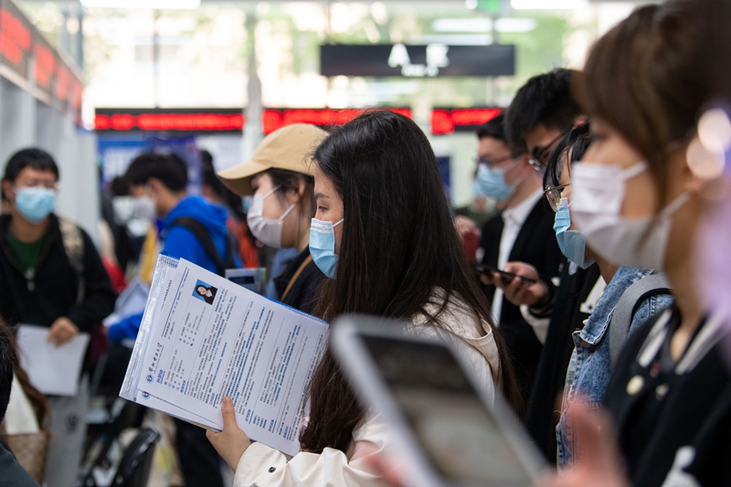 4月12日，北京市管企业2023春季校园招聘活动，吸引众多高校毕业生前来应聘。人民网记者 翁奇羽 摄