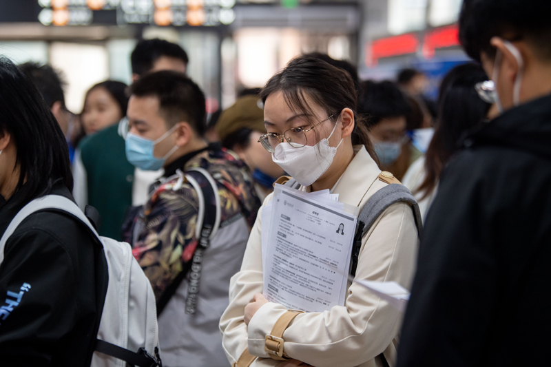 4月12日，在北京市管企业2023春季校园招聘活动现场，前来应聘的高校毕业生正在了解招聘信息。人民网记者 翁奇羽 摄