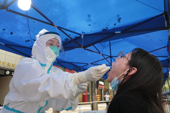 组图丨武汉开展核酸普查 社区居民检测点有序排队